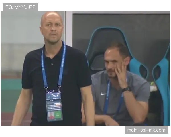 弗罗西诺内门将上演神奇三连扑,力保球门不失